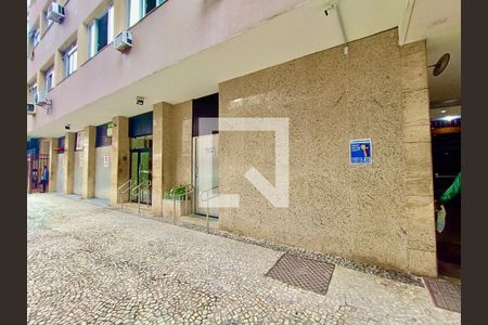 Apartamento à venda com 100m², 3 quartos e sem vagaFachada com cartaz QA