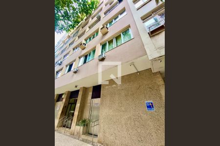 Apartamento à venda com 100m², 3 quartos e sem vagaFachada com cartaz QA