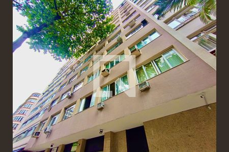 Apartamento à venda com 100m², 3 quartos e sem vagaFachada com cartaz QA