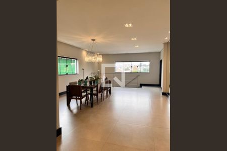 Casa à venda com 600m², 5 quartos e 4 vagasSala