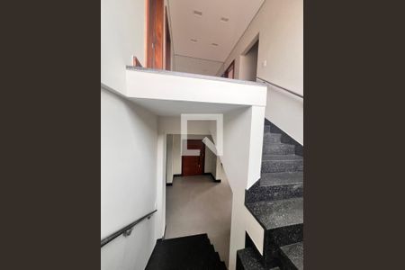 Casa à venda com 600m², 5 quartos e 4 vagasEscada