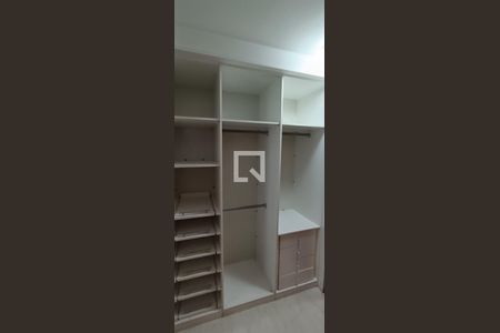 Apartamento para alugar com 240m², 4 quartos e 4 vagas Apartamento para alugar com 240m², 4 quartos e 4 vagasCloset da suíte 2