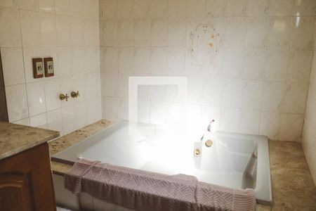 Casa à venda com 330m², 4 quartos e 4 vagas Casa à venda com 330m², 4 quartos e 4 vagasBanheiro da Suíte 1