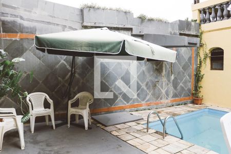 Casa à venda com 330m², 4 quartos e 4 vagas Casa à venda com 330m², 4 quartos e 4 vagasÁrea comum - Piscina