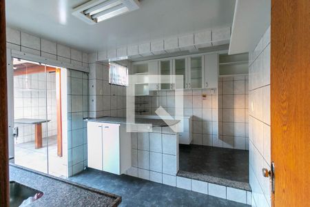 Casa à venda com 350m², 4 quartos e 3 vagas Casa à venda com 350m², 4 quartos e 3 vagasCozinha