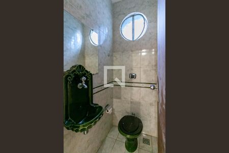 Casa à venda com 350m², 4 quartos e 3 vagas Casa à venda com 350m², 4 quartos e 3 vagasLavabo exterior 2