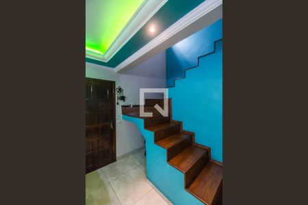 Escada de casa para alugar com 3 quartos, 242m² em Jardim Silveira, Barueri