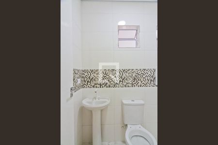 Banheiro de casa para alugar com 2 quartos, 55m² em Parque Peruche, São Paulo