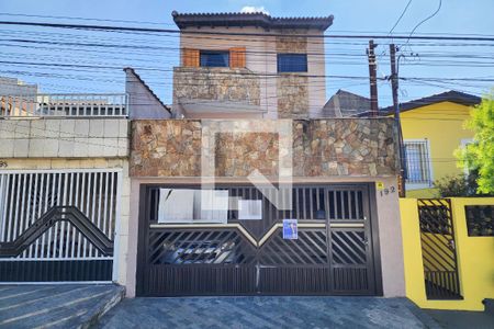 Casa à venda com 256m², 3 quartos e 2 vagas Casa à venda com 256m², 3 quartos e 2 vagasFachada