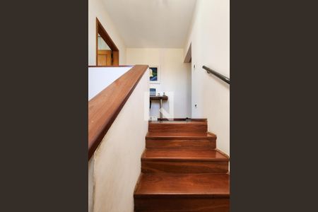 Casa à venda com 256m², 3 quartos e 2 vagas Casa à venda com 256m², 3 quartos e 2 vagasEscada