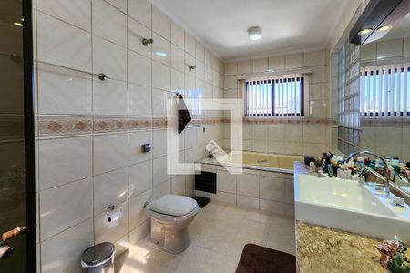 Casa à venda com 256m², 3 quartos e 2 vagas Casa à venda com 256m², 3 quartos e 2 vagasBanheiro da Suíte
