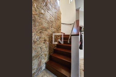 Casa à venda com 256m², 3 quartos e 2 vagas Casa à venda com 256m², 3 quartos e 2 vagasEscada