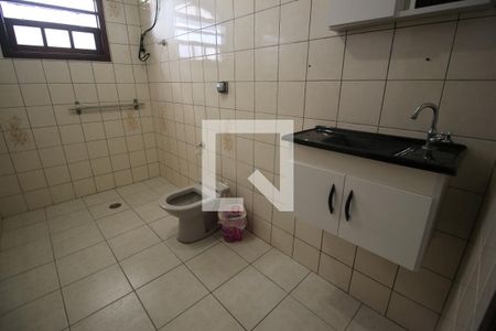 Banheiro de casa para alugar com 1 quarto, 250m² em Parque dos Bancários, São Paulo