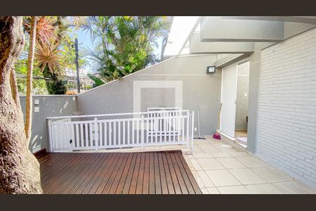 Casa à venda com 270m², 4 quartos e 6 vagas Casa à venda com 270m², 4 quartos e 6 vagasQuintal