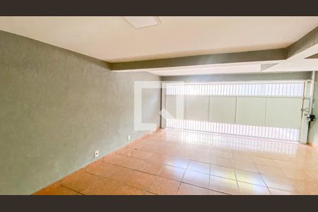 Casa à venda com 270m², 4 quartos e 6 vagas Casa à venda com 270m², 4 quartos e 6 vagasGaragem