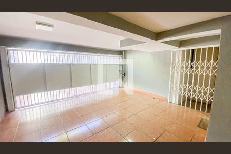 Casa à venda com 270m², 4 quartos e 6 vagas Casa à venda com 270m², 4 quartos e 6 vagasGaragem