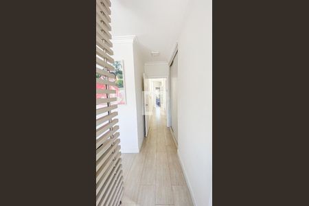 Casa à venda com 270m², 4 quartos e 6 vagas Casa à venda com 270m², 4 quartos e 6 vagasCorredor