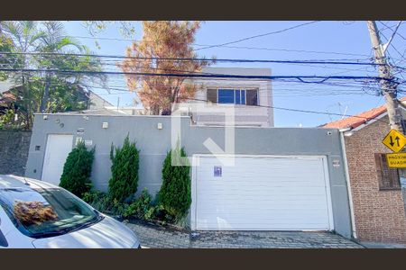 Casa à venda com 270m², 4 quartos e 6 vagas Casa à venda com 270m², 4 quartos e 6 vagasFachada