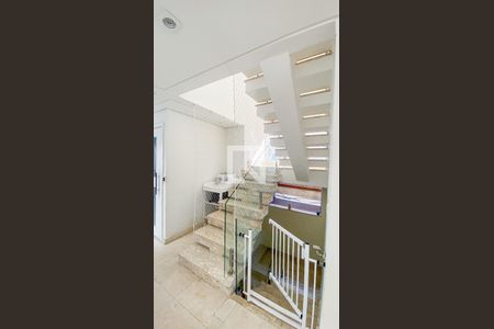 Casa à venda com 270m², 4 quartos e 6 vagas Casa à venda com 270m², 4 quartos e 6 vagasEscada