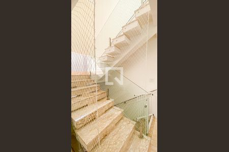 Casa à venda com 270m², 4 quartos e 6 vagas Casa à venda com 270m², 4 quartos e 6 vagasEscada