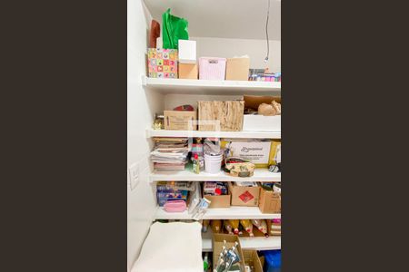 Casa à venda com 270m², 4 quartos e 6 vagas Casa à venda com 270m², 4 quartos e 6 vagasDispensa