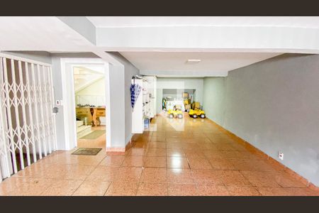 Casa à venda com 270m², 4 quartos e 6 vagas Casa à venda com 270m², 4 quartos e 6 vagasGaragem