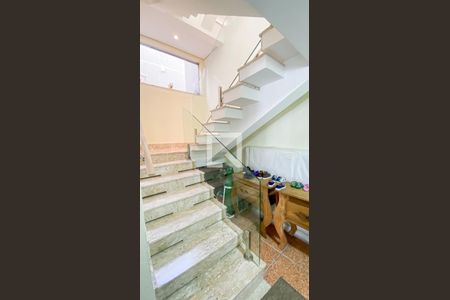 Casa à venda com 270m², 4 quartos e 6 vagas Casa à venda com 270m², 4 quartos e 6 vagasEscada