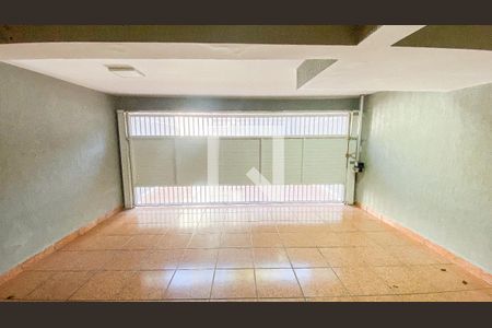 Casa à venda com 270m², 4 quartos e 6 vagas Casa à venda com 270m², 4 quartos e 6 vagasGaragem