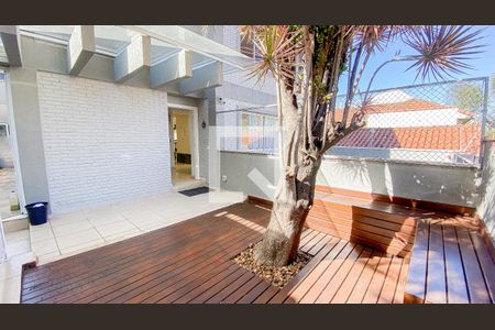 Casa à venda com 270m², 4 quartos e 6 vagas Casa à venda com 270m², 4 quartos e 6 vagasQuintal