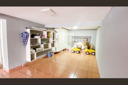 Casa à venda com 270m², 4 quartos e 6 vagas Casa à venda com 270m², 4 quartos e 6 vagasGaragem