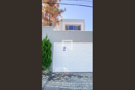 Casa à venda com 270m², 4 quartos e 6 vagas Casa à venda com 270m², 4 quartos e 6 vagasFachada