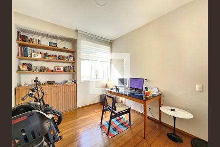 Apartamento à venda com 240m², 4 quartos e 4 vagas Apartamento à venda com 240m², 4 quartos e 4 vagasEscritório