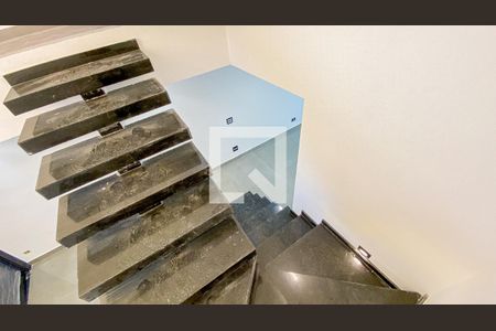 Casa à venda com 144m², 3 quartos e 2 vagasEscada