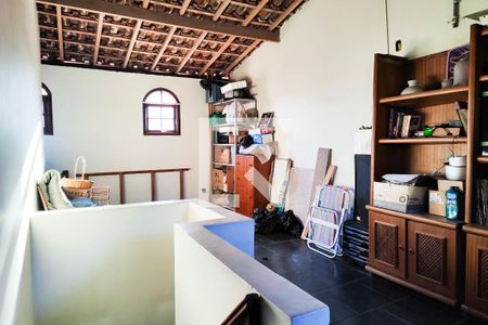 Casa à venda com 200m², 3 quartos e 4 vagas Casa à venda com 200m², 3 quartos e 4 vagasSotão