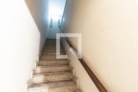 Casa à venda com 220m², 3 quartos e 2 vagas Casa à venda com 220m², 3 quartos e 2 vagasEscada