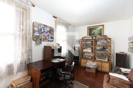 Casa à venda com 220m², 3 quartos e 2 vagas Casa à venda com 220m², 3 quartos e 2 vagasEscritório