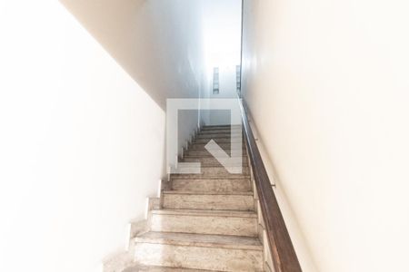 Casa à venda com 220m², 3 quartos e 2 vagas Casa à venda com 220m², 3 quartos e 2 vagasEscada