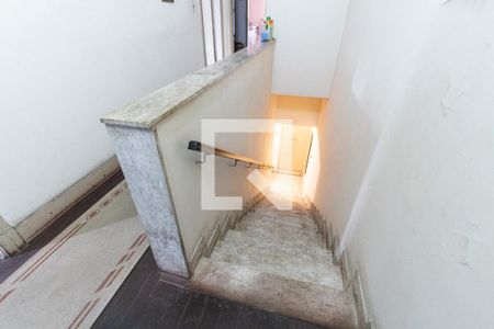 Casa à venda com 220m², 3 quartos e 2 vagas Casa à venda com 220m², 3 quartos e 2 vagasEscada