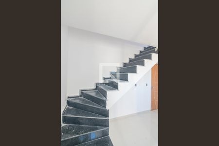 Apartamento à venda com 115m², 2 quartos e 2 vagas Apartamento à venda com 115m², 2 quartos e 2 vagasEscada