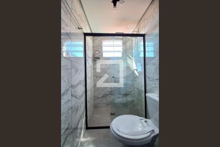 Banheiro de kitnet/studio para alugar com 1 quarto, 29m² em Jardim dos Oliveiras, Campinas