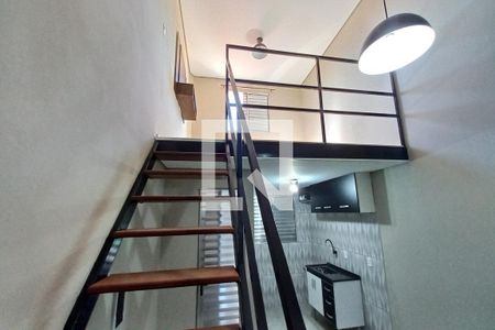 Escada  de kitnet/studio para alugar com 1 quarto, 29m² em Jardim dos Oliveiras, Campinas