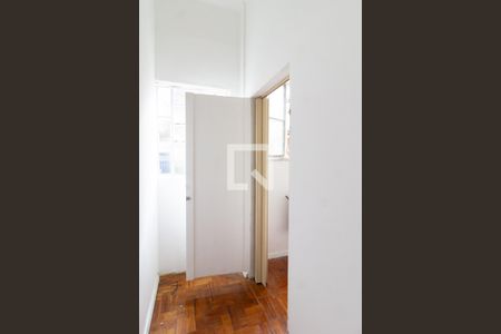 Detalhe do quarto 2 com acesso ao quarto de serviço  de apartamento para alugar com 2 quartos, 80m² em Jardim Botânico, Rio de Janeiro