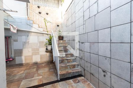 Casa à venda com 250m², 3 quartos e 5 vagas Casa à venda com 250m², 3 quartos e 5 vagasEscada