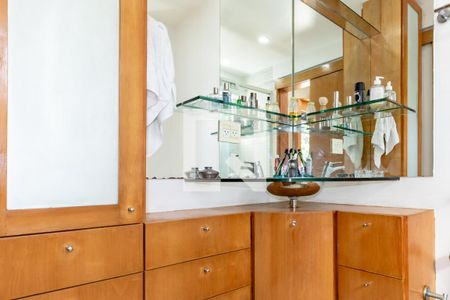 Apartamento à venda com 228m², 4 quartos e 4 vagasBanheiro do Quarto 2