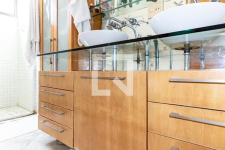 Apartamento à venda com 228m², 4 quartos e 4 vagasBanheiro do Quarto 1