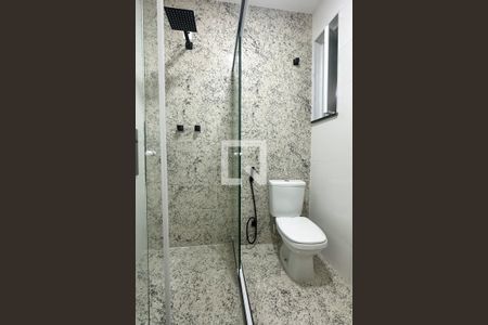 Banheiro de kitnet/studio para alugar com 1 quarto, 40m² em Copacabana, Rio de Janeiro