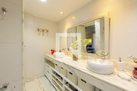 Casa de condomínio à venda com 303m², 4 quartos e 2 vagasBanheiro da Suíte 1