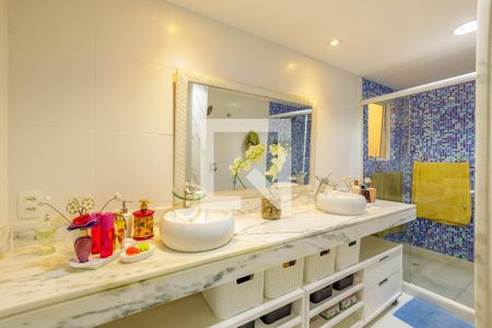 Casa de condomínio à venda com 303m², 4 quartos e 2 vagasBanheiro da Suíte 1