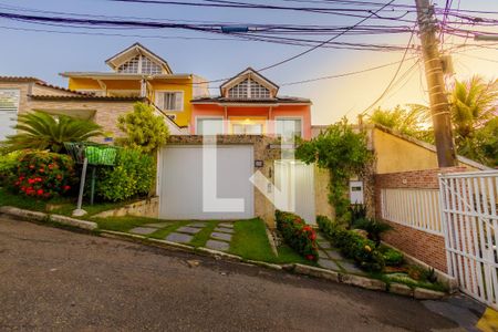 Casa de condomínio à venda com 303m², 4 quartos e 2 vagasFachada