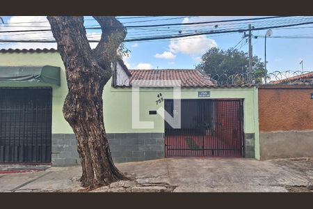 Casa à venda com 422m², 5 quartos e 2 vagas Casa à venda com 422m², 5 quartos e 2 vagasFachada